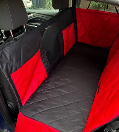 czarno czerwona mata do auta dla psa na tylne siedzenie