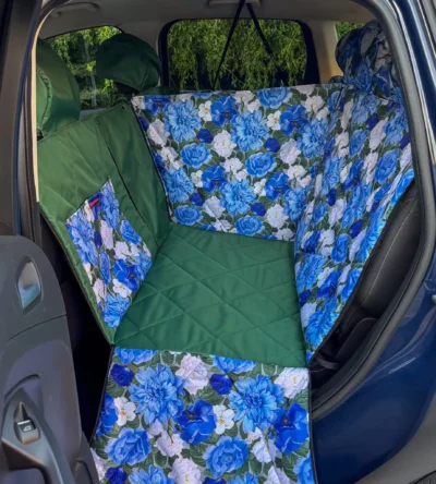 mata na tylne siedzenie we wzorzyste kwiaty w kolorze niebieskim i zielonym