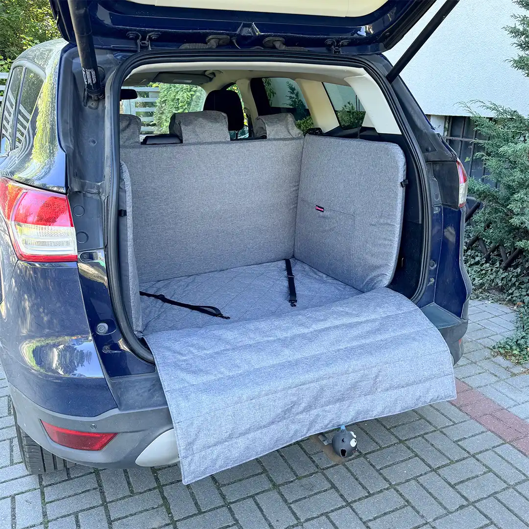 szara-mata-do-bagażnika