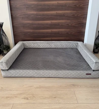 szara sofa ortopedyczna dla psa
