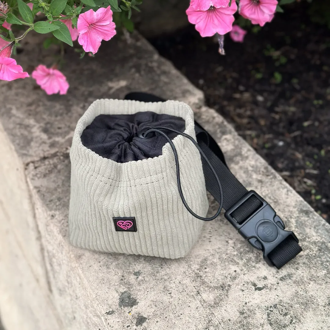 woreczek-na-smaczki-psia-wygoda-beżowy