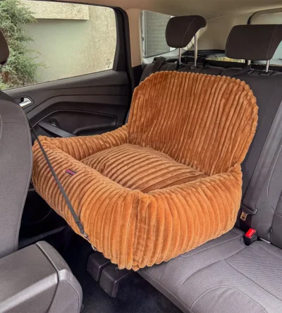 futerkowy fotelik samochodowy dla psa w kolorze brązowym