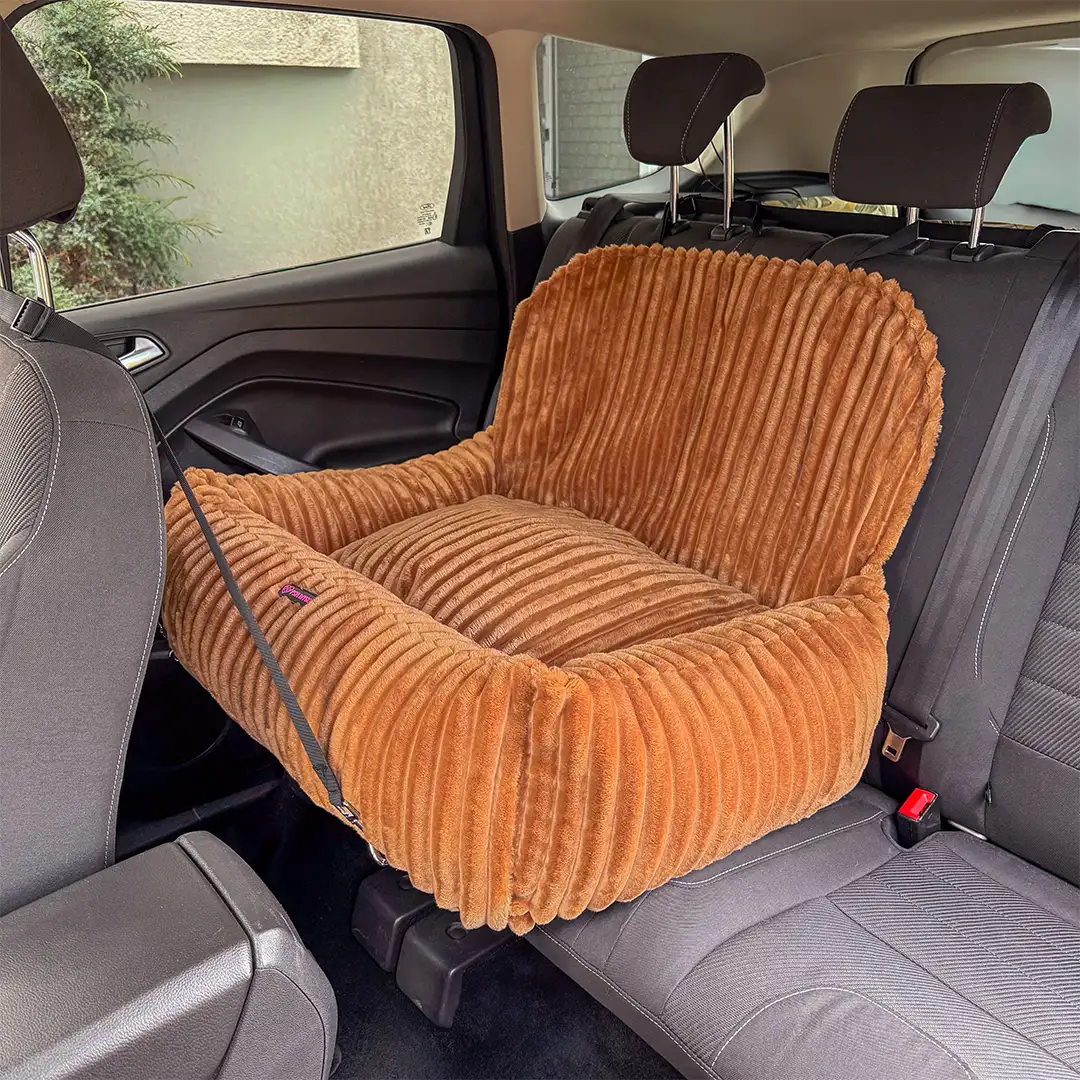 futerkowy fotelik samochodowy dla psa w kolorze brązowym