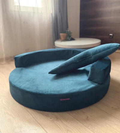 niebieska sofa ortopedyczna w kształcie koła