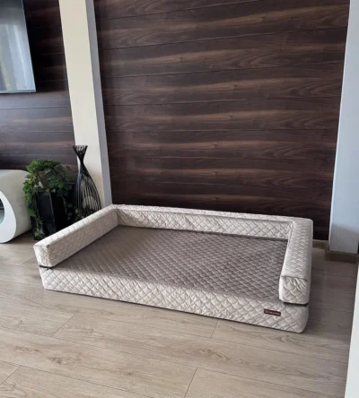 brązowa sofa ortopedyczna z trzema bokami dla psa marki Psia Wygoda