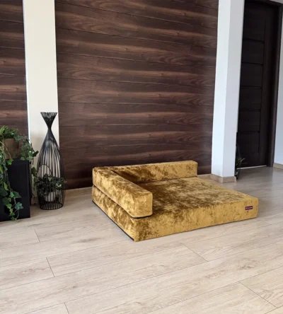 złota sofa ortopedyczna dla psa w salonie